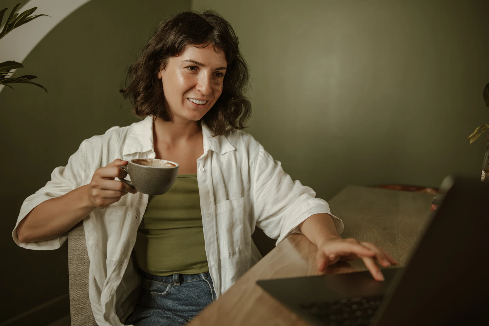 Une séance de coaching individuel — table, ordinateur portable et café